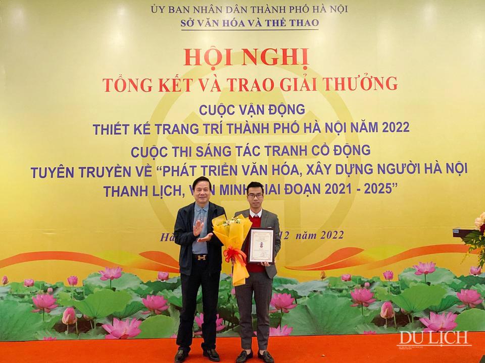 Ban Tổ chức trao giải Nhất Cuộc thi sáng tác tranh cổ động tuyên truyền về “Phát triển văn hóa, xây dựng người Hà Nội thanh lịch, văn minh giai đoạn 2021-2025”  